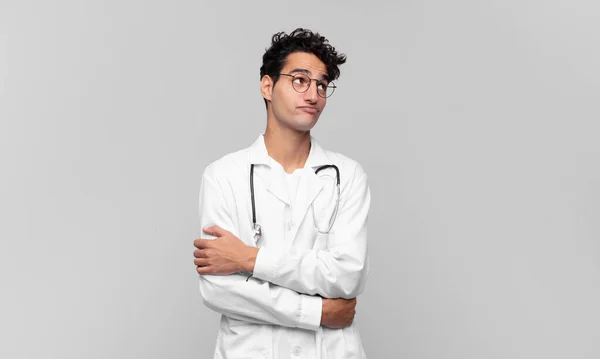 Ung Läkare Ryckningar Känsla Förvirrad Och Osäker Tvivlar Med Armarna — Stockfoto