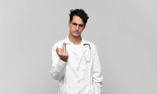 Joven Médico Sintiéndose Enojado Molesto Rebelde Agresivo Volteando Dedo Medio — Foto de Stock