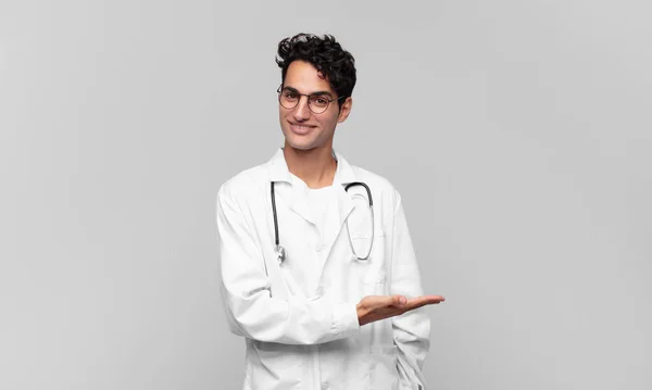 Giovane Medico Sorridente Allegramente Felice Mostrando Concetto Spazio Copia Con — Foto Stock