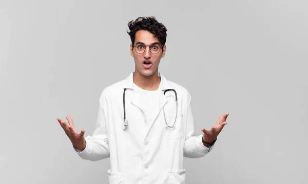 Ung Läkare Öppen Mun Och Förvånad Chockad Och Förvånad Med — Stockfoto
