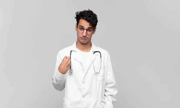 Joven Médico Con Aspecto Arrogante Exitoso Positivo Orgulloso Apuntando Mismo — Foto de Stock