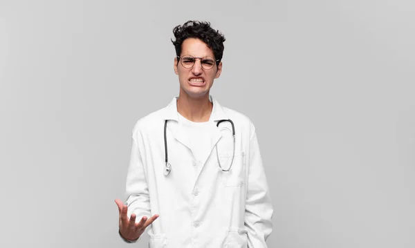 Giovane Medico Che Sembra Arrabbiato Infastidito Frustrato Urlando Wtf Che — Foto Stock