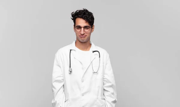 Genç Bir Doktor Üzgün Mızmızlanıyor Mutsuz Bir Bakışla Olumsuz Hayal — Stok fotoğraf