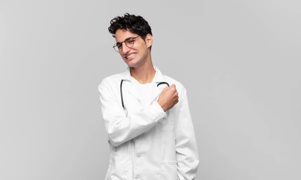 Fiatal Orvos Boldognak Pozitívnak Sikeresnek Érzi Magát Motivált Amikor Szembe — Stock Fotó