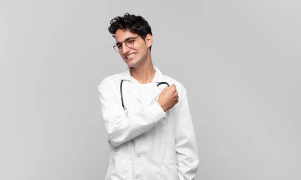 Joven Médico Sintiéndose Feliz Positivo Exitoso Motivado Cuando Enfrenta Desafío — Foto de Stock