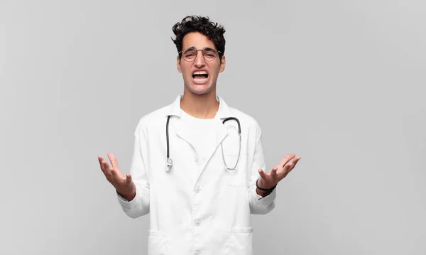 Giovane Medico Che Sembra Disperato Frustrato Stressato Infelice Infastidito Urlando — Foto Stock