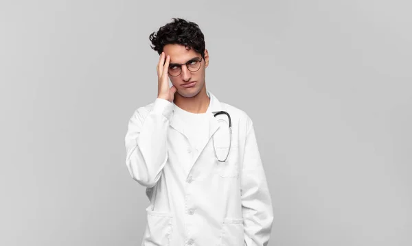 Giovane Medico Sente Annoiato Frustrato Assonnato Dopo Compito Noioso Noioso — Foto Stock