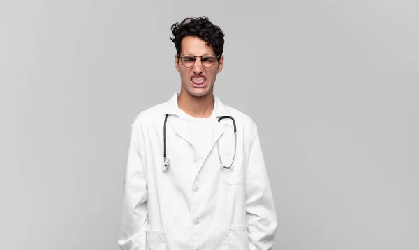 Giovane Medico Sentirsi Disgustato Irritato Sporgere Lingua Non Gradire Qualcosa — Foto Stock