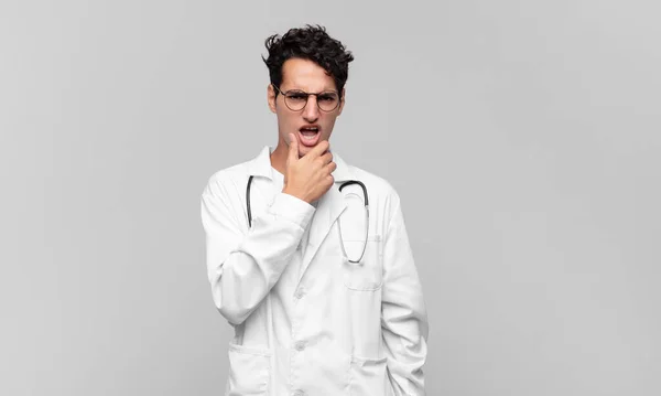 Ung Läkare Med Mun Och Ögon Vidöppen Och Hand Haka — Stockfoto