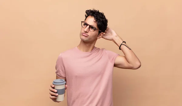 Joven Hombre Guapo Con Una Sensación Café Desconcertado Confundido Arañando —  Fotos de Stock