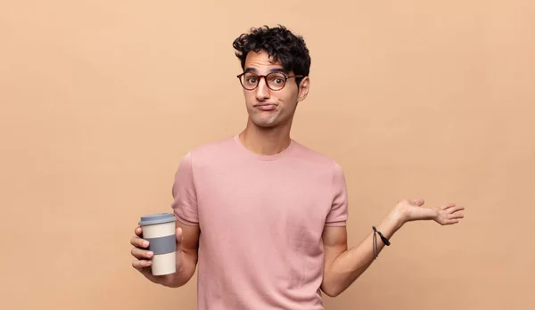 Jonge Knappe Man Met Een Koffie Gevoel Verbaasd Verward Twijfelen — Stockfoto