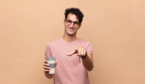 Jonge Knappe Man Met Een Koffie Gericht Camera Met Een — Stockfoto