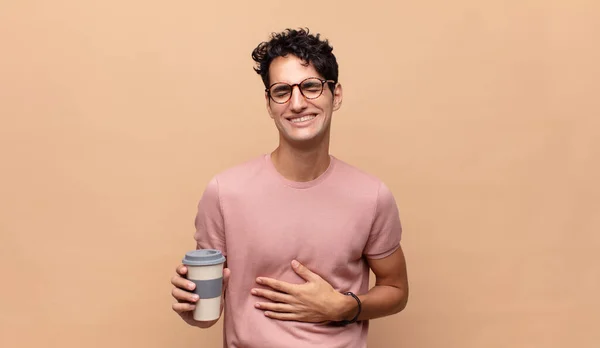 Jonge Knappe Man Met Een Koffie Die Hardop Lacht Een — Stockfoto