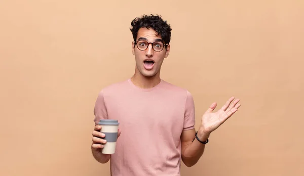 Fiatal Jóképű Férfi Egy Kávé Érzés Boldog Izgatott Meglepett Vagy — Stock Fotó