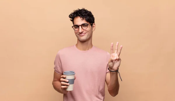 Jonge Knappe Man Met Een Koffie Glimlachend Zoek Vriendelijk Tonen — Stockfoto