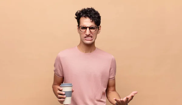 Jovem Homem Bonito Com Café Olhando Irritado Irritado Frustrado Gritando — Fotografia de Stock