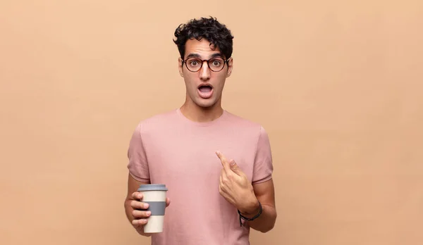 Ung Stilig Man Med Kaffe Ser Chockad Och Förvånad Med — Stockfoto