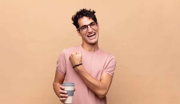 Jovem Homem Bonito Com Café Sentindo Feliz Positivo Bem Sucedido — Fotografia de Stock