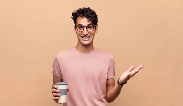 Jonge Knappe Man Met Een Koffie Gevoel Gelukkig Verrast Vrolijk — Stockfoto