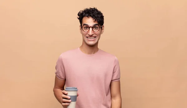 Fiatal Jóképű Férfi Egy Kávé Úgy Néz Boldog Kellemesen Meglepett — Stock Fotó