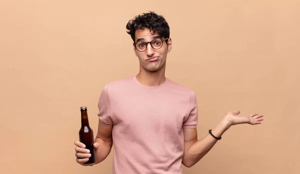 Joven Con Una Sensación Cerveza Desconcertada Confundida Dudando Ponderando Eligiendo —  Fotos de Stock