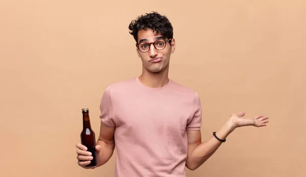 Jeune Homme Avec Une Bière Sentant Perplexe Confus Douter Pondérer — Photo