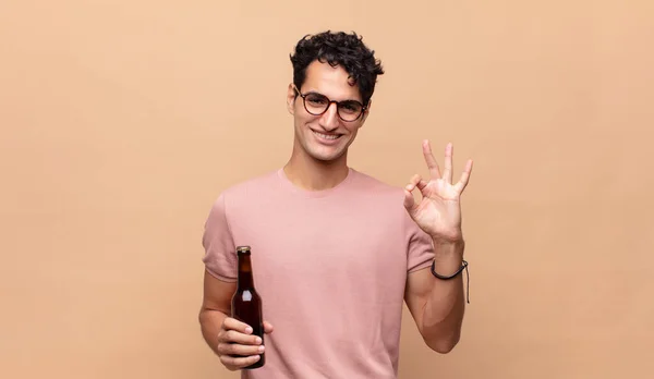 Joven Con Una Cerveza Sintiéndose Feliz Relajado Satisfecho Mostrando Aprobación —  Fotos de Stock