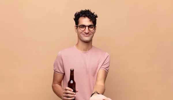 Jeune Homme Avec Une Bière Souriant Heureux Avec Amical Confiant — Photo