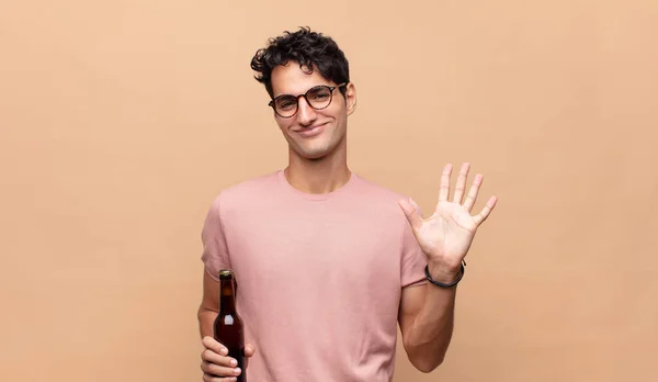 Joven Con Una Cerveza Sonriendo Mirando Amigable Mostrando Número Cinco —  Fotos de Stock