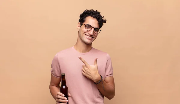 Jeune Homme Avec Une Bière Souriant Joyeusement Sentant Heureux Pointant — Photo