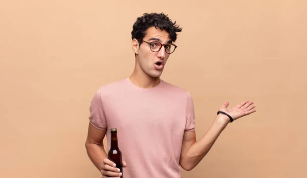 Jeune Homme Avec Une Bière Air Surpris Choqué Avec Mâchoire — Photo