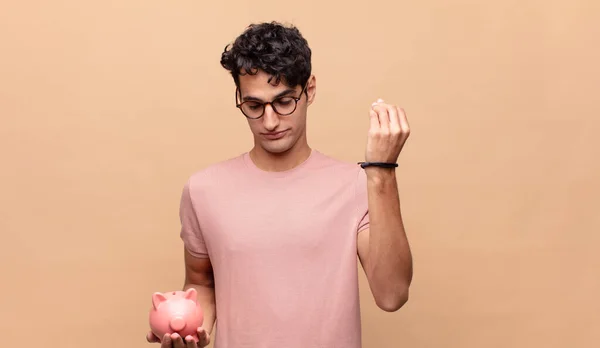 Kumbarası Olan Genç Bir Adam Kapiş Para Yapıyor Borçlarını Ödemeni — Stok fotoğraf