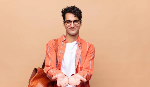 Joven Estudiante Sonriendo Felizmente Con Mirada Amistosa Segura Positiva Ofreciendo — Foto de Stock