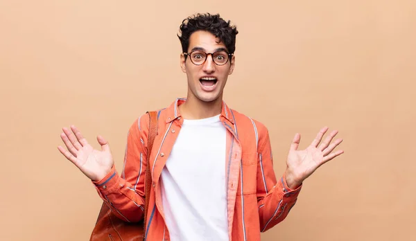 Jovem Estudante Sentindo Feliz Animado Surpreso Chocado Sorrindo Surpreso Com — Fotografia de Stock