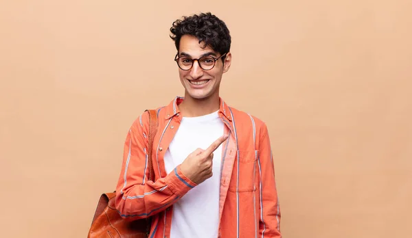 Joven Estudiante Mirando Emocionado Sorprendido Apuntando Hacia Lado Hacia Arriba — Foto de Stock