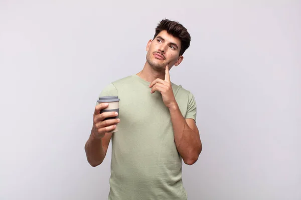 Jeune Homme Avec Café Souriant Joyeusement Rêvant Doutant Regardant Vers — Photo