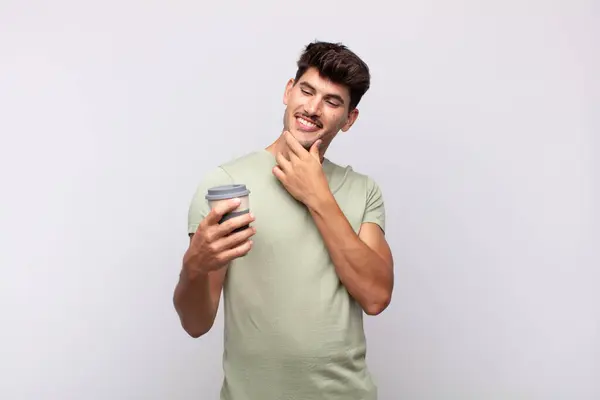 Jonge Man Met Een Koffie Glimlachend Met Een Gelukkige Zelfverzekerde — Stockfoto