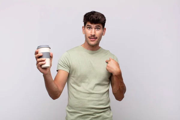 Joven Con Una Sensación Café Feliz Sorprendido Orgulloso Apuntando Mismo —  Fotos de Stock