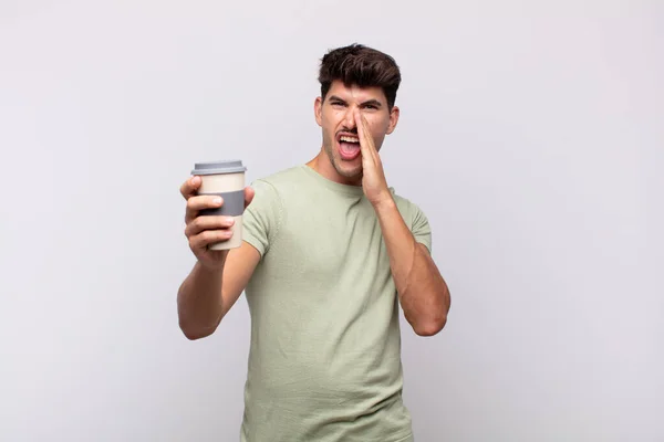 Ung Man Med Kaffe Känsla Glad Upphetsad Och Positiv Ger — Stockfoto