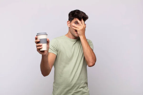 Jeune Homme Avec Café Air Choqué Effrayé Terrifié Couvrant Visage — Photo