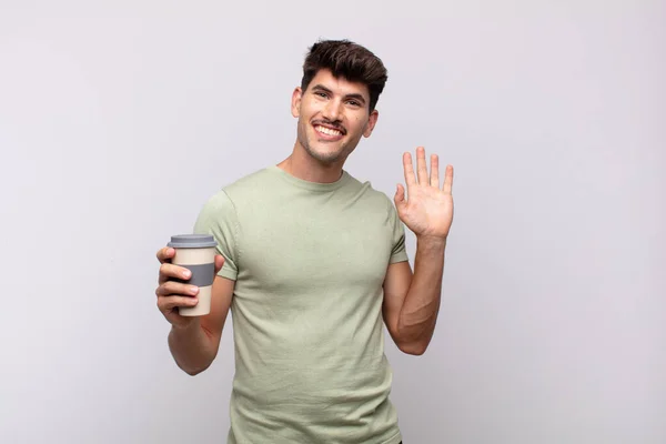 Молодой Человек Кофе Улыбается Счастливо Весело Машет Рукой Приветствуя Приветствуя — стоковое фото