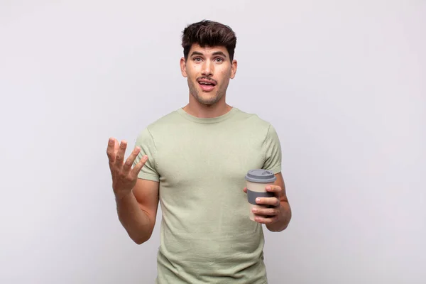 Jeune Homme Avec Café Sentant Heureux Surpris Joyeux Souriant Avec — Photo