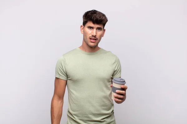 Jeune Homme Avec Café Sentant Perplexe Confus Avec Une Expression — Photo