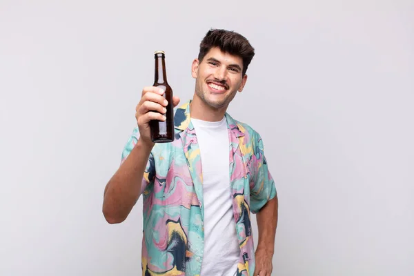 Jovem Com Uma Cerveja Sorrindo Feliz Com Mão Quadril Confiante — Fotografia de Stock