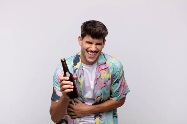 Молодой Человек Пивом Громко Смеется Над Какой Веселой Шуткой Чувствует — стоковое фото