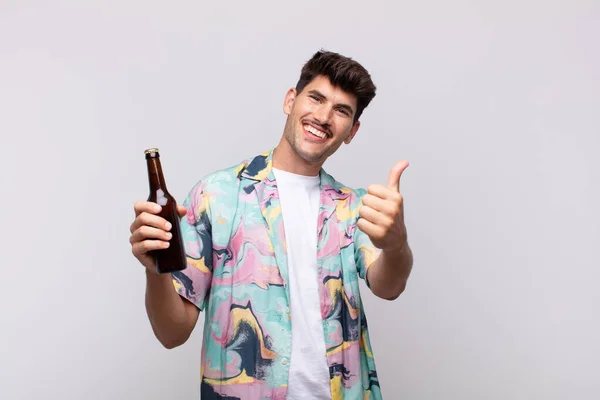 Jovem Com Uma Cerveja Sentindo Orgulhoso Despreocupado Confiante Feliz Sorrindo — Fotografia de Stock