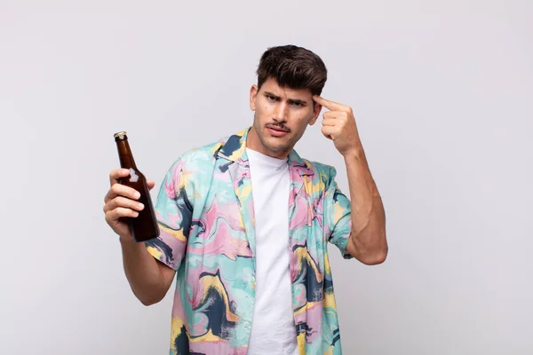 Jovem Com Sentimento Cerveja Confuso Confuso Mostrando Que Você Louco — Fotografia de Stock