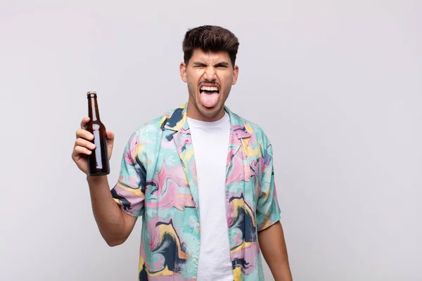 Jovem Com Uma Cerveja Com Atitude Alegre Despreocupada Rebelde Brincando — Fotografia de Stock