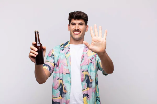 Jeune Homme Avec Une Bière Souriante Amicale Montrant Numéro Cinq — Photo