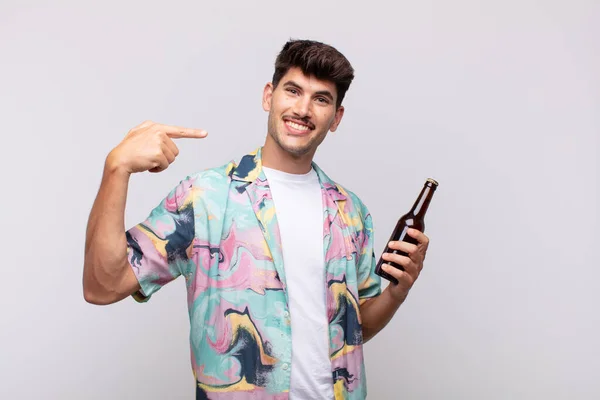 Jovem Com Uma Cerveja Sorrindo Confiantemente Apontando Para Próprio Sorriso — Fotografia de Stock